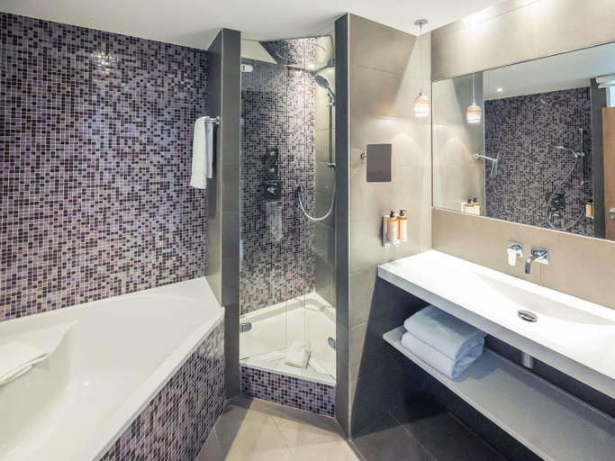 Bathroom 5, Mercure Troyes Centre Hotel, Aube