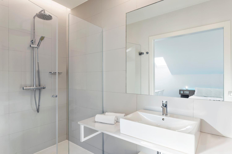 Bathroom 2, B&B Hotel Donostia San Sebastian Aeropuerto, Guipúzcoa