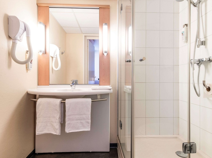 Bathroom 3, Ibis Issoire, Puy-de-Dôme
