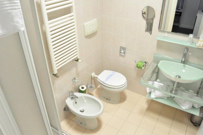Bathroom 4, Villa Pirandello, Roma