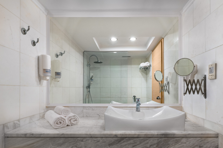 Bathroom 5, Kresten Palace, South Aegean