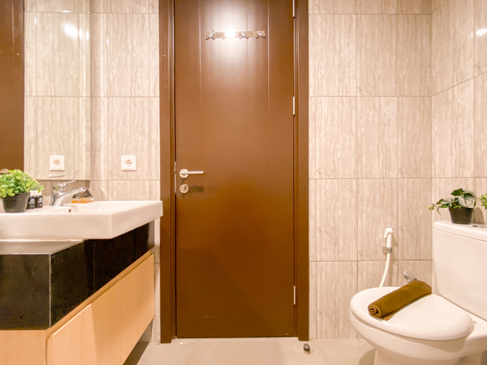 Bathroom 3, Cozy and Neat Studio at Cleon Park Apartment By Travelio, East Jakarta