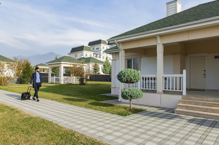 Exterior & Views