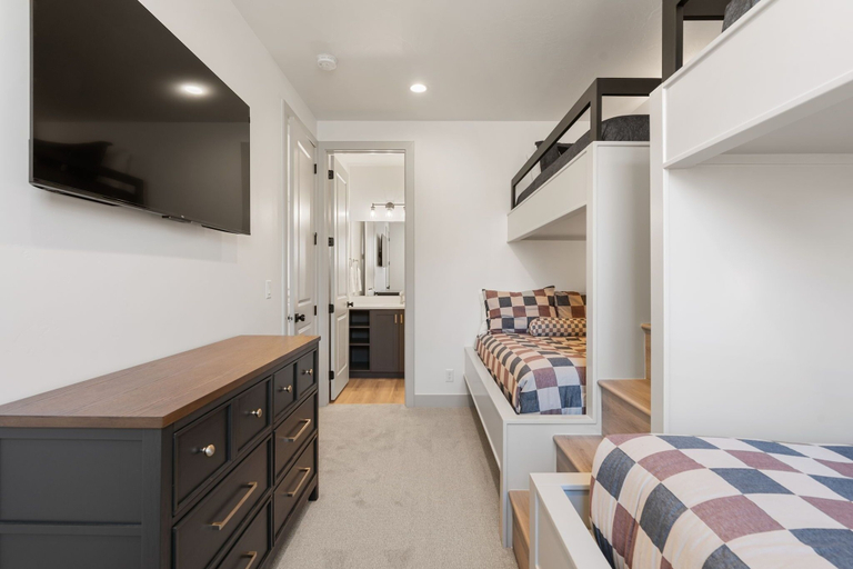 Room 3, Coastline Cottage 5 Bedroom Townhouse, Washington