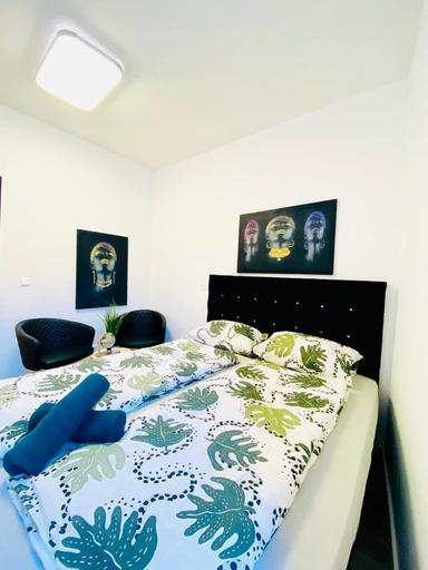 Room 2, 7BR Apt Near Schönbrunn for 15 Guests, Wien