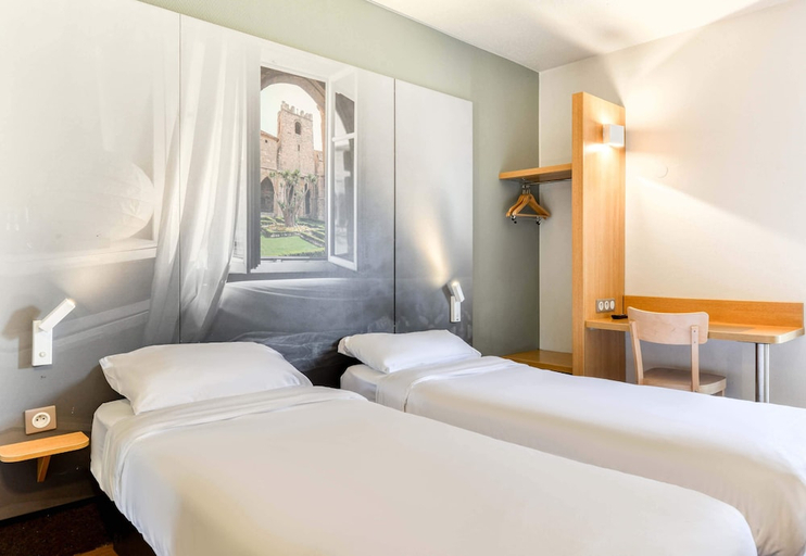 Bedroom 2, B&B HOTEL Narbonne 1, Aude