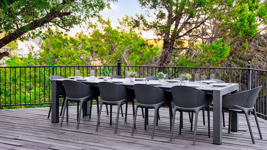 Outdoor dining 5, Warbler Drive, Travis