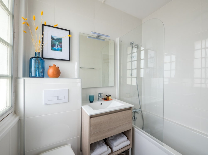 Bathroom 3, Hotel La Tour de Nesle Rochelle Vieux Port, Charente-Maritime