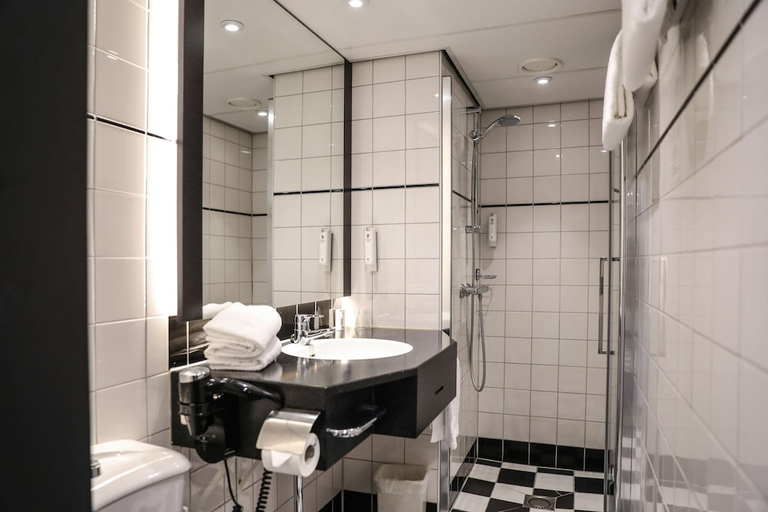 Bathroom 3, Hotel Haarhuis, Arnhem