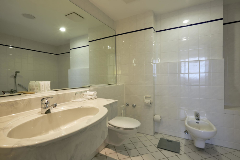 Bathroom 3, H4 Hotel Kassel, Kassel