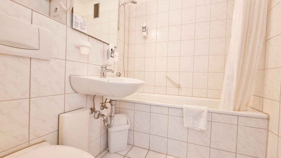 Bathroom 3, Panorama Inn, Hamburg