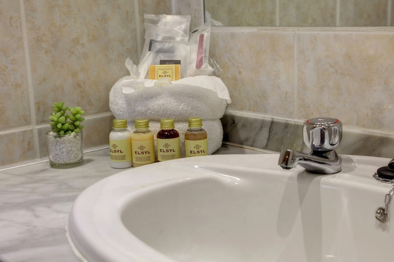 Bathroom 5, Best Western Plus Bentley Hotel & Spa, Lincolnshire