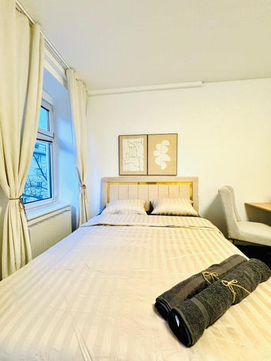 Room 4, Luxury 7 Bedroom Apartment Sleeps 16, Wien