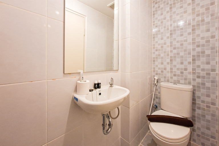 Bathroom 3, Studio Apartment At Tokyo Riverside Pik 2, Tangerang
