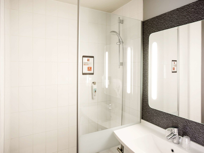Bathroom 5, ibis Pau Lescar, Pyrénées-Atlantiques