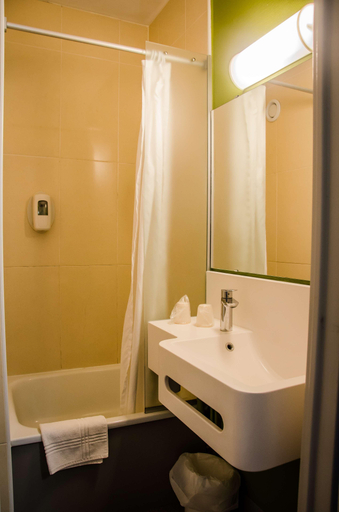 Bathroom 4, Kyriad Direct Clermont Ferrand Nord Gerzat, Puy-de-Dôme