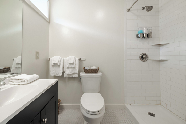 Bathroom, The Billy Motel, Tucker