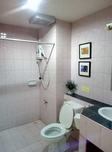 Bathroom 5, Pearl Place Hotel, Hat Yai