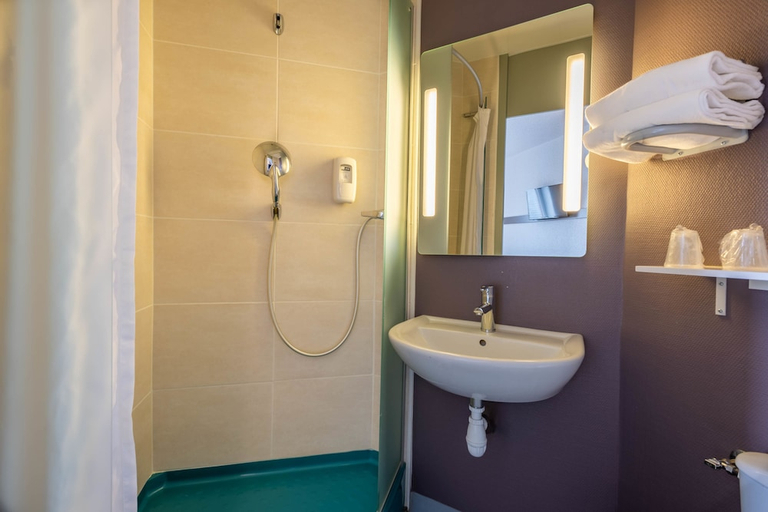 Bathroom 3, B&B Hotel Lorient Caudan, Morbihan
