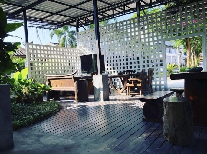 Food & Drinks 5, First Residence, Mae Rim