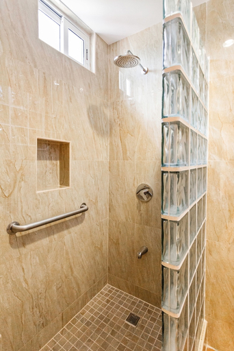 Bathroom 4, Sunbreeze Hotel