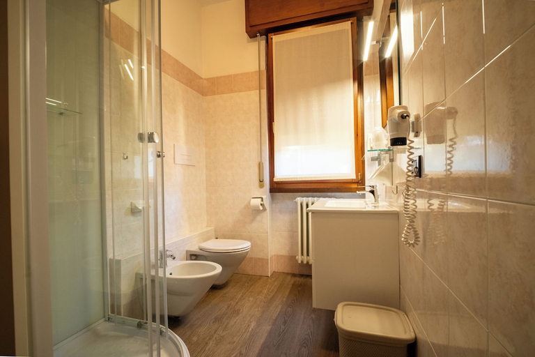 Bathroom 3, Hotel Gardenia, Brescia