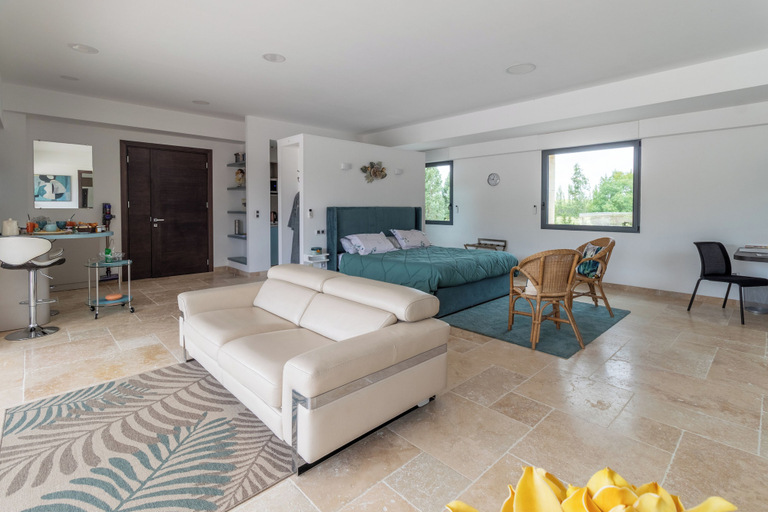 Room 3, Domaine des Eucalyptus, Bouches-du-Rhône