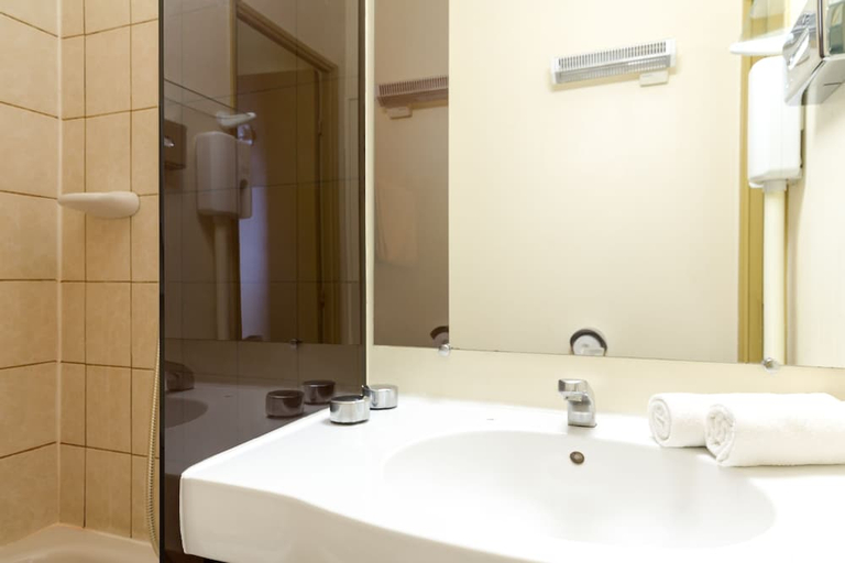 Bathroom 4, greet Hotel Nancy Sud, Meurthe-et-Moselle