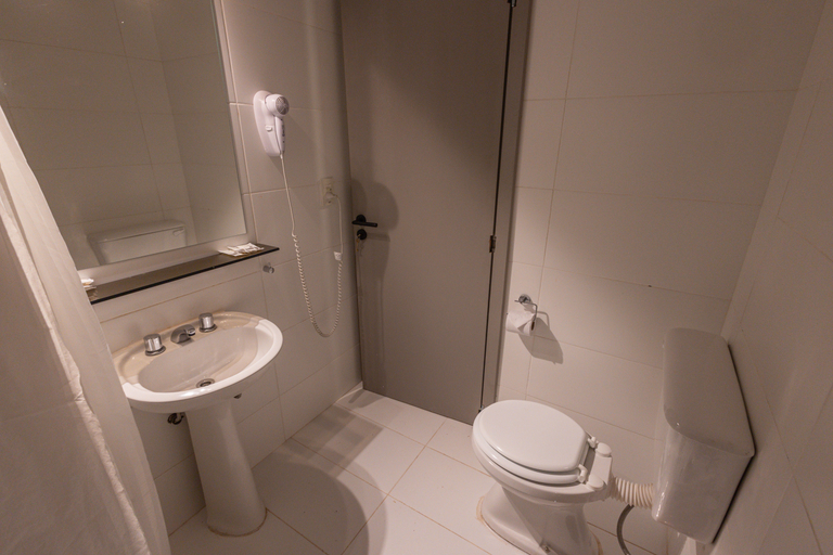 Bathroom 4, Tierra Gaucha Hostel Boutique, Bariloche