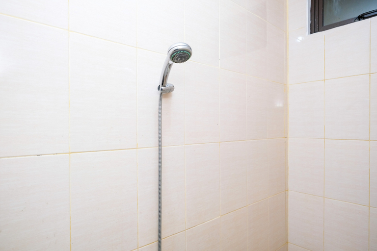 Bathroom 3, RedDoorz near Monjali Yogyakarta, Sleman