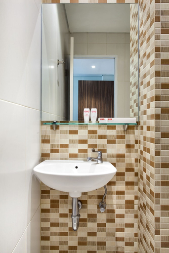 Bathroom 3, Super OYO Flagship 101 Apple Platinum, Central Jakarta