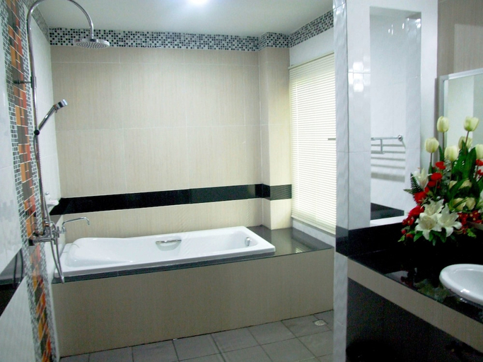 Bathroom 4, Rueanrimnam Hotel, Muang Roi Et