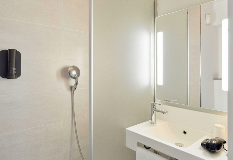Bathroom 3, B&B HOTEL PARIS Romainville Noisy-le-Sec, Seine-Saint-Denis