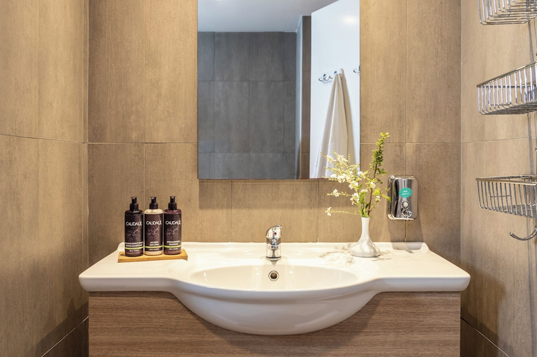 Bathroom 5, St. Elias Resort