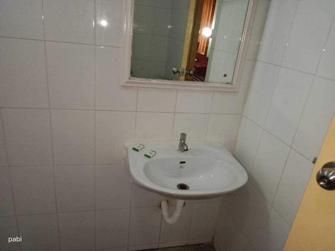 Bathroom 2, Hotel Goutham Manor, Chennai