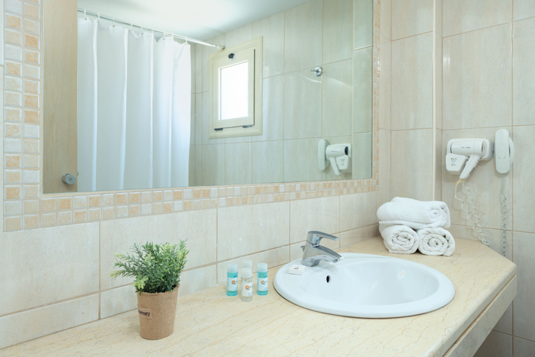 Bathroom 5, Marilena Hotel - All inclusive, Crete