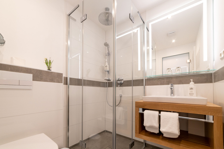 Bathroom 3, Hotel Zum Kuhhirten, Bremen