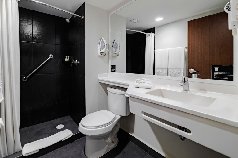 Bathroom 4, City Express Plus by Marriott Guadalajara Palomar, Tlajomulco de Zúñiga