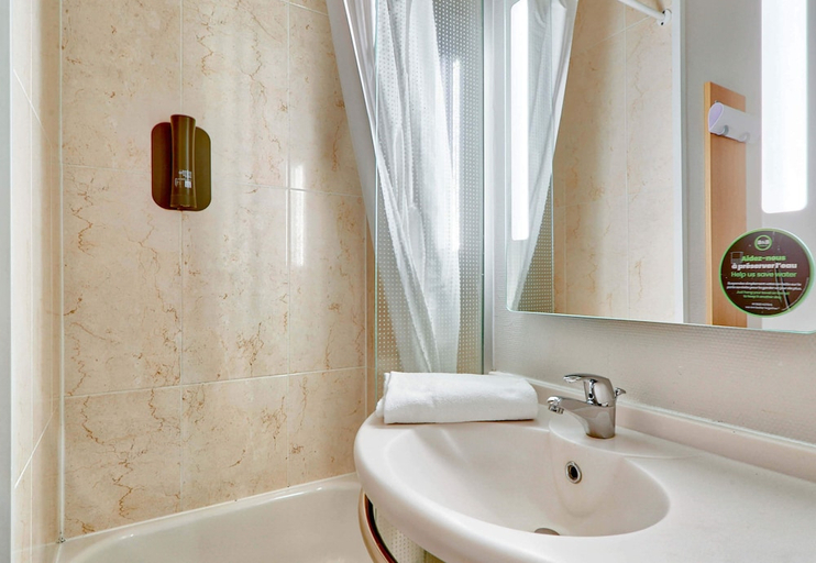 Bathroom 4, B&B HOTEL Clermont-Ferrand Le Brézet Aéroport, Puy-de-Dôme