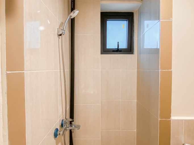 Bathroom 5, Trendy 2BR at Meikarta Apartment By Travelio, Cikarang