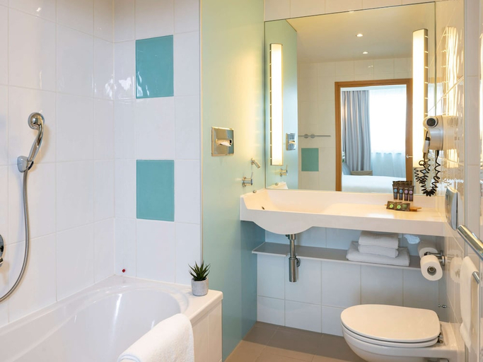 Bathroom 4, Novotel Milano Malpensa Airport, Varese