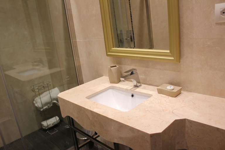 Bathroom 3, Residenca Desaret, Beratit