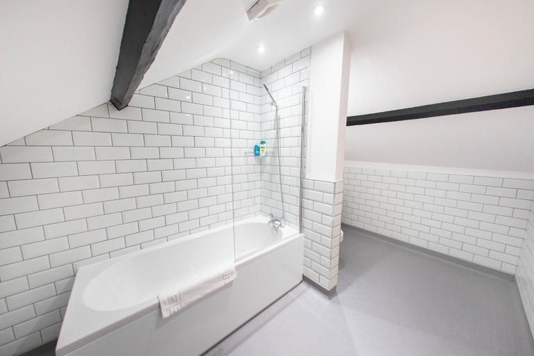 Bathroom 2, Cresselly Inn, Rhondda, Cynon, Taff