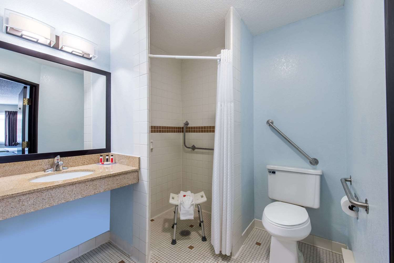 Bathroom 4, Baymont by Wyndham Pierre, Hughes