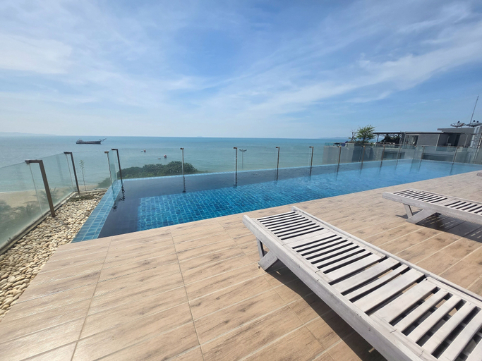 Rooftop pool, Avatara Beachfront, Pattaya