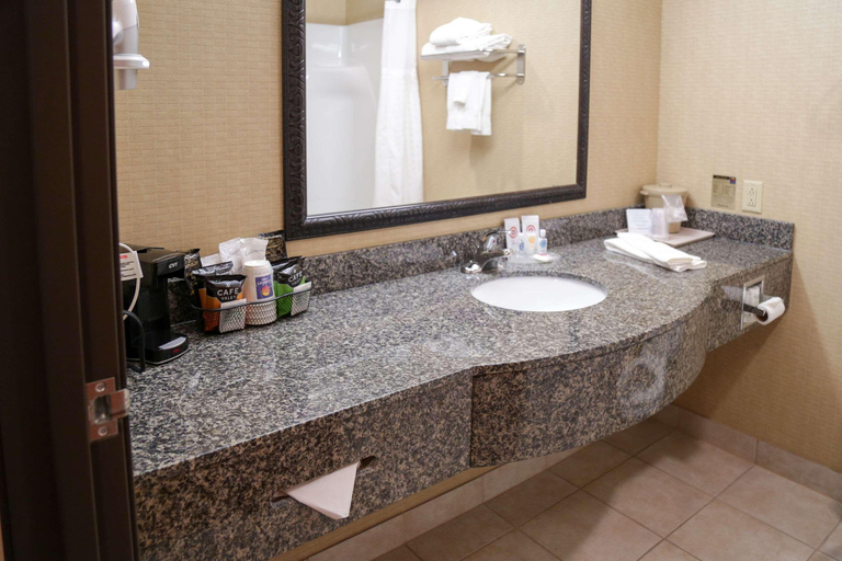 Bathroom 4, Comfort Inn & Suites Grinnell near I-80, Poweshiek