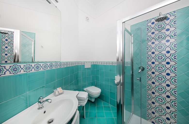 Bathroom 2, Hotel Pupetto, Salerno