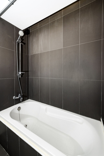 Bathroom 4, The Loft Seaside Sriracha Hotel, Si Racha