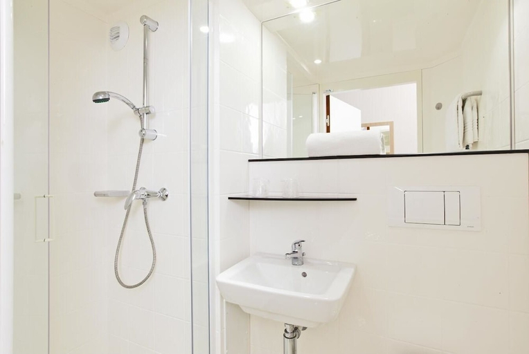 Bathroom 4, greet Montagnat Bourg-en-Bresse Sud Hotel, Ain