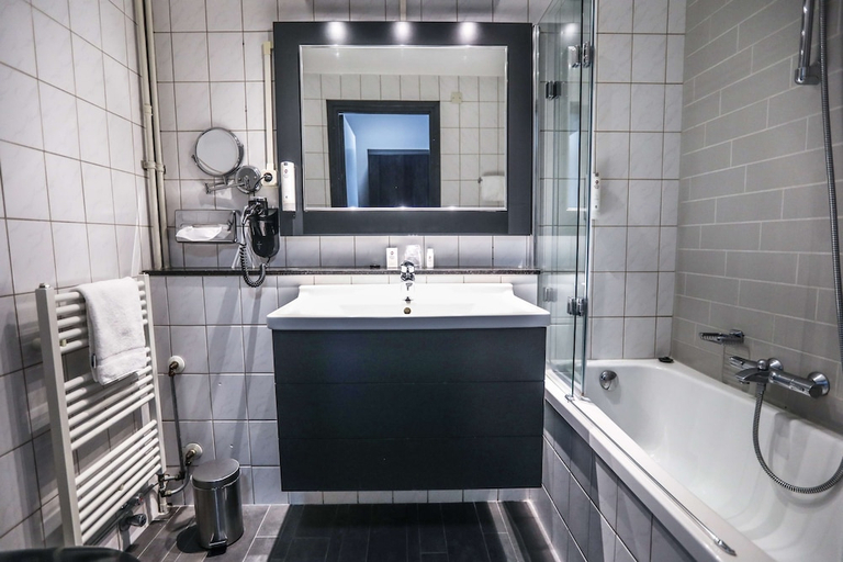 Bathroom 3, Hotel Haarhuis, Arnhem